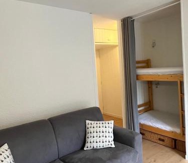 Demi-Quartier Apartamento | Mignon petit Studio 25m2 avec balcon et Parking face départ pistes !