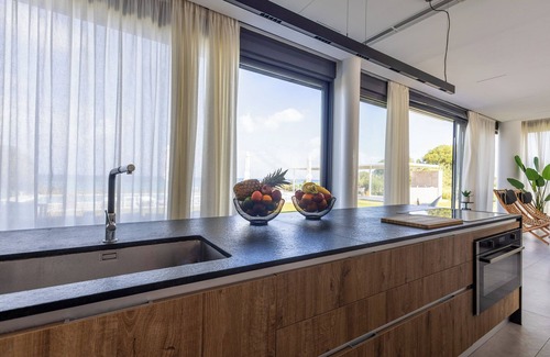 Fanai Villa | Villa de lujo frente a la playa con piscina infinita de 100m2 y jacuzzi en la playa