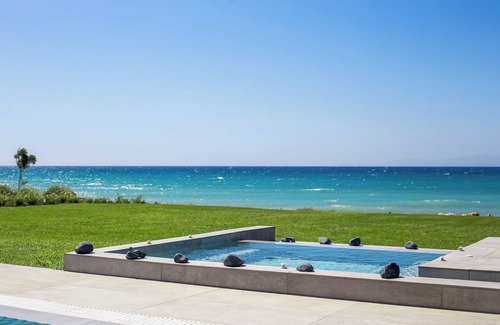 Fanai Villa | Villa de lujo frente a la playa con piscina infinita de 100m2 y jacuzzi en la playa