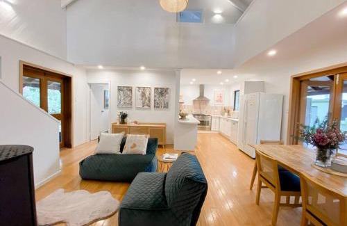 Eagle Bay Casa | Mika · Cabin with fireplace, walk to the beach