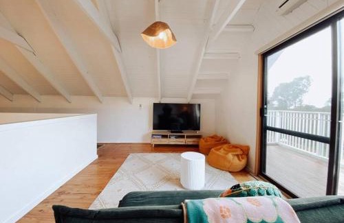 Eagle Bay Casa | Mika · Cabin with fireplace, walk to the beach