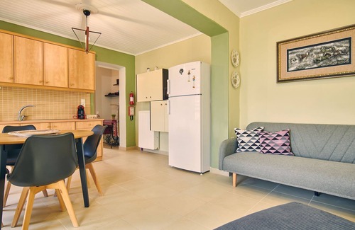Fiolitis Casa | Mika's Valley View House