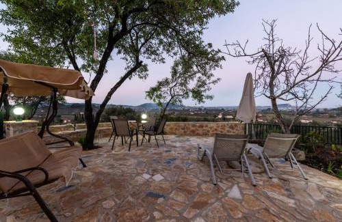 Fiolitis Casa | Mika's Valley View House