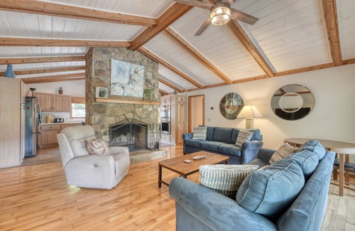 Blairsville Casa | Miles Away Lakehouse- 3/2 with lake frontage, boat dock, newly renovated kitchen