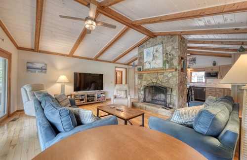 Blairsville Casa | Miles Away Lakehouse- 3/2 with lake frontage, boat dock, newly renovated kitchen