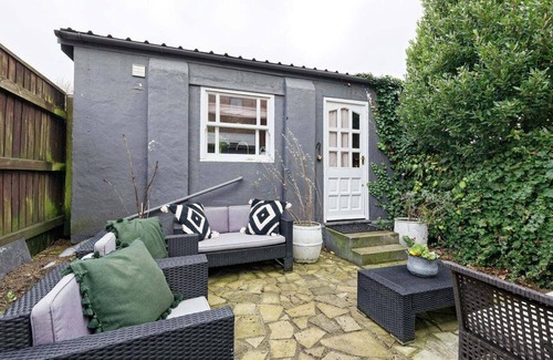 Whitstable Cabaña | Milk Shed - Couples Seaside Retreat Whitstable