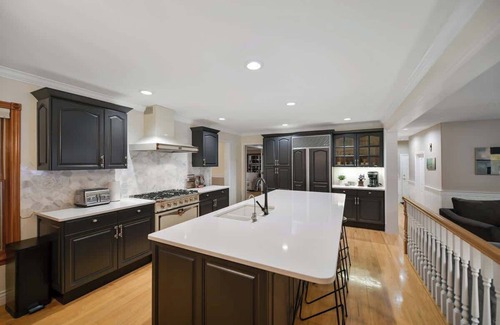 Mill Bay Casa | Mill Bay Manor - 3 Bedroom Cowichan Valley Garden Retreat with Hot Tub