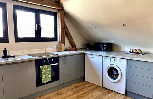 East Tytherley Casa | Mill Farm Barn in Hampshire -Stunning Garden River