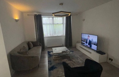Hale Casa | Mill Hill 3 bed house