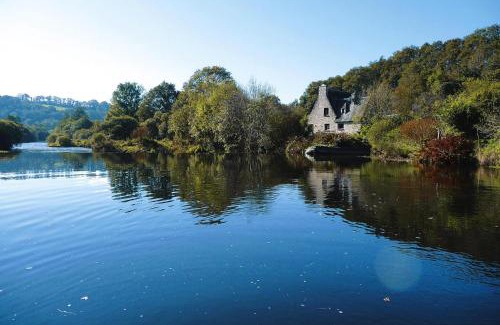 Landeleau Casa | Mill in Brittany by River Aulne with Kayaks