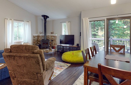 Quechee Casa | Mill Run getaway near Quechee Club & Main Street - mountain view, fireplace & AC