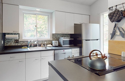 Quechee Casa | Mill Run getaway near Quechee Club & Main Street - mountain view, fireplace & AC