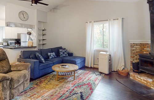 Quechee Casa | Mill Run getaway near Quechee Club & Main Street - mountain view, fireplace & AC