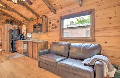 Mill Spring Cabina | ¡NUEVO! Mill Spring Cabin cerca de la bodega Parker-Binns!