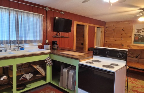 Bruno Casa | Millers Landing 2 - Sleeps 8. Hot Tub. 2 min to Buffalo Pt