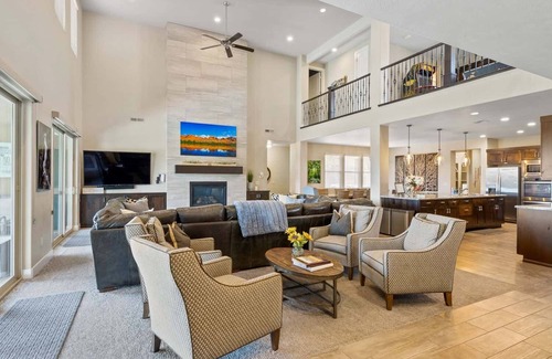 Santa Clara Casa | Million Dollar View: Private Pool, Paradise Village, Theater, 6 Master Suites!