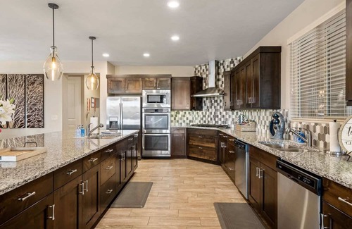 Santa Clara Casa | Million Dollar View: Private Pool, Paradise Village, Theater, 6 Master Suites!