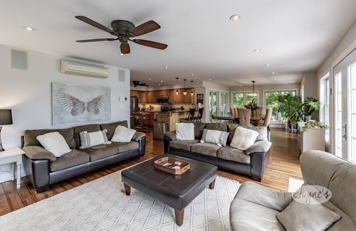 Windermere Cabaña | Million Dollar Views! 4bdrm 3bath Cottage on 3 Mile Lake-Hot Tub! Rooftop Deck!
