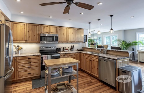 Windermere Cabaña | Million Dollar Views! 4bdrm 3bath Cottage on 3 Mile Lake-Hot Tub! Rooftop Deck!
