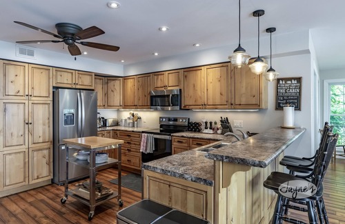 Windermere Cabaña | Million Dollar Views! 4bdrm 3bath Cottage on 3 Mile Lake-Hot Tub! Rooftop Deck!