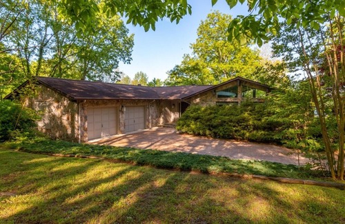 Dickel Casa | Million Dollar Views of Lake Normandy Sunsets- Jacuzzi for Fall/Winter Sunsets!