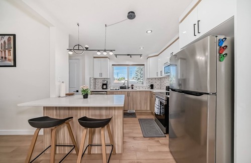 Southeast Edmonton Casa | Millwoods | Sleeps 8 | Newly Renovated | AC | Near South Edmonton Common