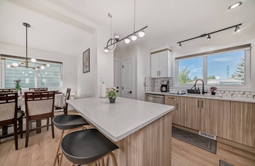 Southeast Edmonton Casa | Millwoods | Sleeps 8 | Newly Renovated | AC | Near South Edmonton Common