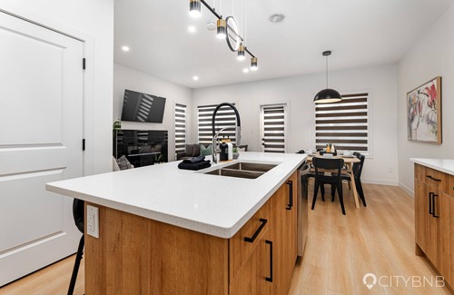Southeast Edmonton Casa | Millwoods - Sleeps 8 - Near Grey Nuns Hospital