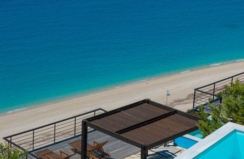 Agios Nikitas Villa | Milos Bay Villas- Villa de lujo frente al mar con PISCINA PRIVADA Y JACUZZI AL AIRE LIBRE