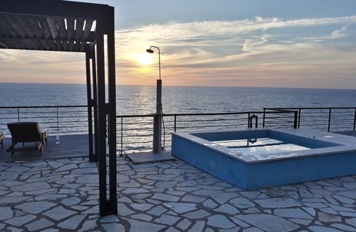 Agios Nikitas Villa | Milos Bay Villas- Villa de lujo frente al mar con PISCINA PRIVADA Y JACUZZI AL AIRE LIBRE