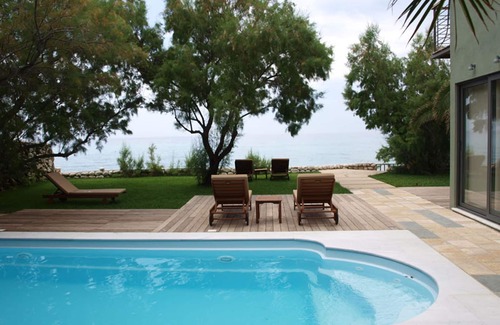 Agios Nikitas Villa | MILOS BAY VILLAS- ¡VILLA DE LUJO PRIVADA EN LA PLAYA!