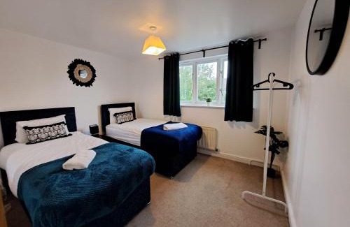 Milton Keynes Casa | Milton 5BR House with free parking, 3.5 Bathrooms ideal for CONTRACTORS & WEEKEND stays