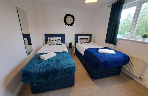 Milton Keynes Casa | Milton 5BR House with free parking, 3.5 Bathrooms ideal for CONTRACTORS & WEEKEND stays