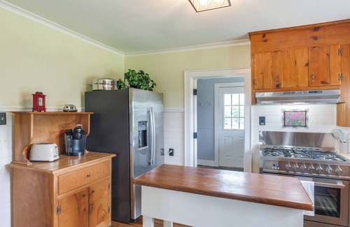 Rutherford County Casa | 'Milton Valley Stay' w/ Valley View & Porch Swing!