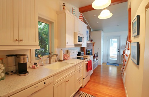 Chautauqua Cabaña | Mimi's Lakefront Cottage