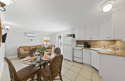 Siesta Key Village Casa | Mimosa | Pet Friendly Home Located in Siesta Key Village w/Heated Pool, Walk to Beach!