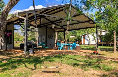 Fredericksburg Casa | Mimosa Waterfront with Hot Tub