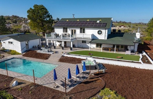 Paso Robles Villa | Min to Downtown, 7 BR/6 BA Estate-Pool & Hot Tub
