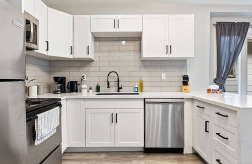 Bridgeview Casa | Min to DT/USA - Luxurious House - 4bed-2bath