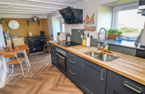 Dinas Cross Cabaña | MIN-Y-FFORDD, pet friendly, with a garden in Dinas Cross