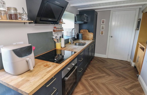 Dinas Cross Cabaña | MIN-Y-FFORDD, pet friendly, with a garden in Dinas Cross