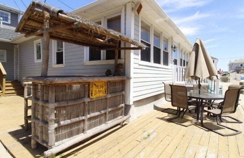 Point Pleasant Beach Cabaña | MIN8 | 3BR Beach Cottage Set in the Sand on private walk-up lane! by Shore Points Vacations