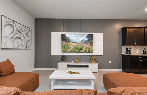 Wellington Casa | Star Wars Loft, Pool & Alice’s Wonderland Room