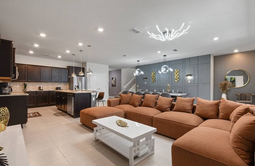 Wellington Casa | Star Wars Loft, Pool & Alice’s Wonderland Room