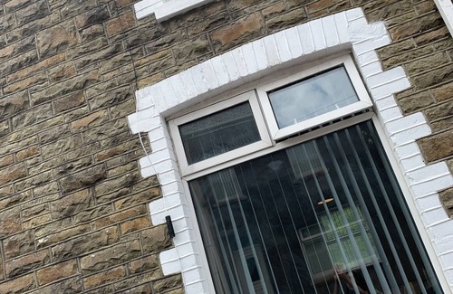 Port Talbot Cabaña | Miner's Cottage South Wales Pool Table Log Burner Mountain Views