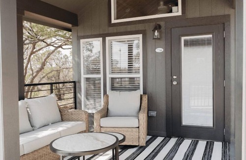 Wimberley Cabina | Mingo Cabin - Cabin sleeps up to 6 people. Pet friendly.