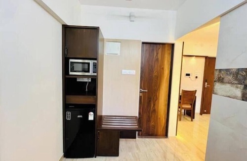 Kandivali East Apartamento | Mini Apartment with Kitchenette at Malad West