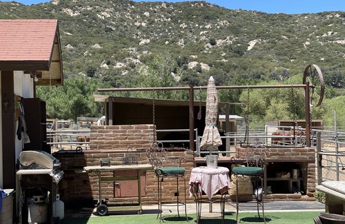 Pine Valley Apartamento | Mini Dude Ranch. Working Horse ranch, studio, Pet friendly, Mountain Views