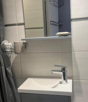Mery-sur-Oise Cama Y Desayuno | Mini studio et espace extérieur