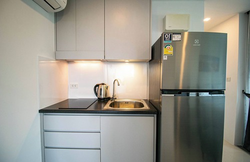 Kram Condominio | Mini Studio Queen bed w/ armchair, Lake view, Kitchen, AC and Wi-Fi